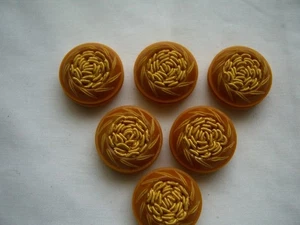 ITALIAN, TAN WITH GOLD THREAD DESIGN CHUNKY 18 mm SHANK BUTTONS x 6 FREE P&P - Picture 1 of 3