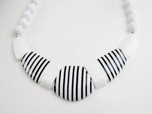 Gargantilla vintage blanca brillante acrílico negro rayas collar mod llamativo - Imagen 1 de 7