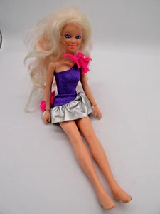Vestito bambola vintage 1987 Hasbro Jem e gli ologrammi Rock 'n Curl Jem 13" - Foto 1 di 5