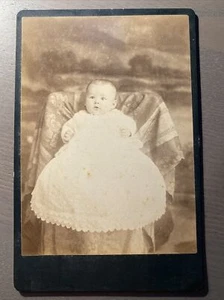 SCHRANKKARTE Baby Mädchen in weißem Kleid auf einem Stuhl posiert schöne Kulisse - Bild 1 von 12