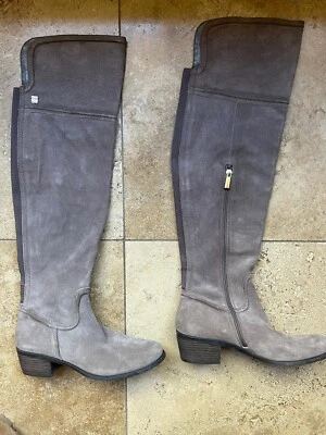 Botas VINCE CAMUTO BALDWIN cinza camurça couro acima do joelho 9M $248 NOVAS NA CAIXA - Imagem 1 de 4