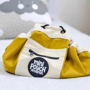 Mini bolsa de juego mostaza colonial - bolsa de almacenamiento y alfombra de juego en una - Imagen 1 de 6