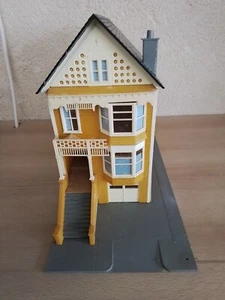 MTH ECHELLE 0 . MAQUETTE DECOR DIORAMA. GRANDE MAISON VICTORIENNE AVEC SOCLE - Imagen 1 de 8