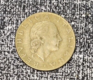 1979 Italy 200 Lire Coin Square toothed gear - Picture 1 of 2