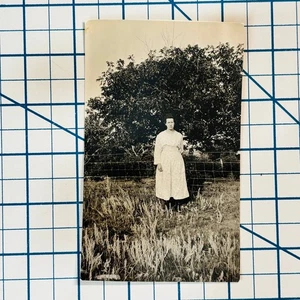 RPPC Vintage Schwarzweiß Foto Postkarte Frau am Baum Anfang 1900 - Bild 1 von 3