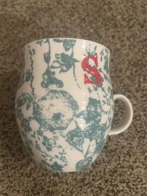 Taza Anthropologie MONOGRAMA DE COSECHA PROPIA "S" 14 oz verde salvia floral letra roja Foto 1 de 4