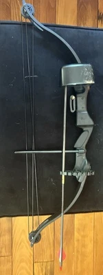 Crosman Elkhorn Pre-teen 33" Compound Bow 15 lb. with Composite Arrows - Image 1 of 4