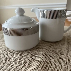 Oneida Sakura Starburst Sugar Bowl y Creamer White con ribetes de rayas de platino - Imagen 1 de 3