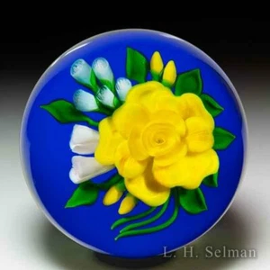 Victor Trabucco 1987 yellow rose bouquet glass paperweight - Picture 1 of 2