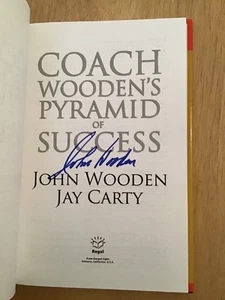 Autografato Da John di Legno - Coach Wooden's Pyramid Success HC 1st/1st + Pic - Picture 1 of 12