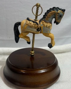 Estatuilla de caja de música de caballo carrusel giratorio 5,5" oro amarillo #208269 vintage PTC - Imagen 1 de 5