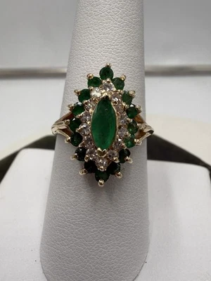 Anillo de oro amarillo de 14 k con diamantes marquesa esmeralda Foto 1 de 4