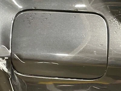 2014 宝马 528i xDrive 原始设备制造商后油箱门挡板深石墨 A90 2011-2016 — 第 1/3 张图片