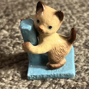 Hagen Renaker Siamese Cat Climbing Aqua Blue Scratch Post Ceramic Figurine - Picture 1 of 7