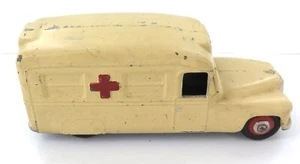 Vintage Diecast Dinky Toys / Meccano Daimler Ambulance. - Picture 1 of 5