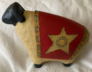 Estatuilla Cordero Oveja Negra Manta Roja con Estrella Hueca Resina Country Rústica - Imagen 1 de 5