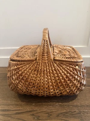 Cesta de picnic vintage de mimbre con asas dobles y tapa con bisagras Foto 1 de 4