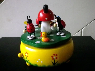 Ancien Jouet boite à musique mécanique tournante en bois coccinelle poussin - Photo 1/4