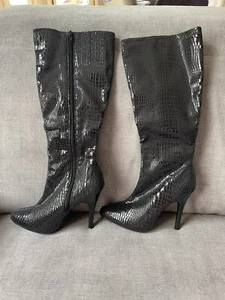 Botas hasta la rodilla White House Black Market para mujer imitación piel de serpiente negras - Imagen 1 de 12
