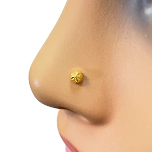 Oro amarillo de 22 quilates con diseño de flor con corte de diamante y pasador de nariz única de 2,7 mm de ancho - Imagen 1 de 9