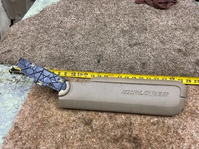 Ford Explorer 2006-2010 paso derecho. REPOSABRAZOS PUERTA DELANTERA LATERAL BRONCEADO Foto 1 de 4