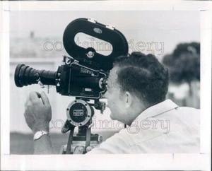 1964 Pressefoto Mann betreibt Vintage Arriflex Filmkamera 60er Jahre - Bild 1 von 2