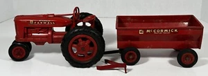 Farmall McCormick Vintage Tractor & Trailer Int'l Harvester 1940's Plastic 1:16 - Picture 1 of 12