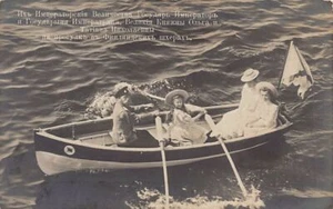 Russia - The Tsar with Grand Duchesses Olga, Tatiana and their mother in a canoe - Picture 1 of 2