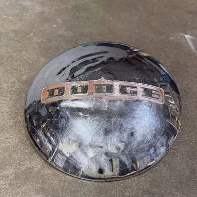 Tapacubos para camioneta Dodge 1946-53 10” cromo plato para perros letras rojas OEM vintage Foto 1 de 4