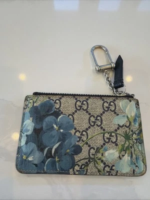 Portatarjetas de crédito Gucci de cuero azul floral Foto 1 de 4