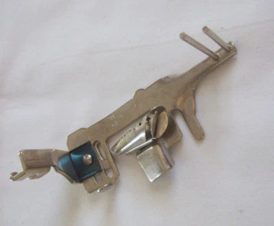 Singer SLANT binder foot Part 161420 - 401 403 500 503 600 zigzag series - Image 1 of 2