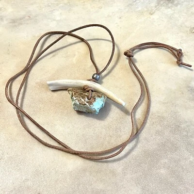 Colgante grueso de piedras preciosas turquesa tiza sobre cordón de cuero y cuerno de ciervo nativo Foto 1 de 4