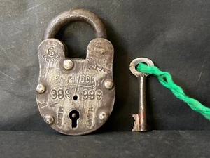 1930s OLD VINTAGE 6 LEVERS RUSTIC IRON HEAVY NO.999 PADLOCK WITH KEY (IP.13) - Picture 1 of 14