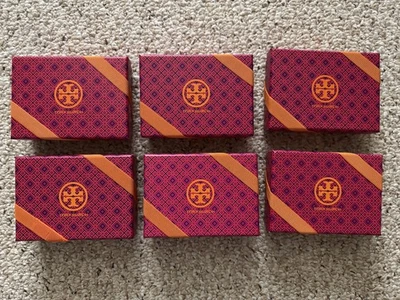 Лот из 6 подарочных карт Tory Burch коробка с эластичным ремешком -- 5,25 дюйма на 3,75 дюйма на 1,75 дюйма - Изображение 1 из 4