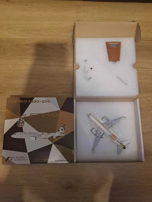 Etihad A320-200 Plane Model - Image 1 of 3