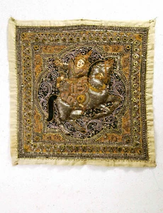 Antiguo panel birmano Kalaga con hombre a caballo. Principios del siglo XX. - Imagen 1 de 4