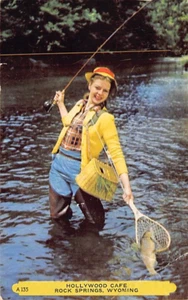 Postal WY: Mujer Pesca, Hollywood Café, Rock Springs, Wyoming, publicada 1953 - Imagen 1 de 2