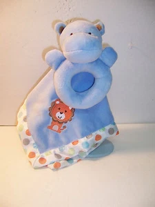 Carters Security blaue Decke & Rassel Spielzeug Nilpferd/Löwe Tupfen - Set neu ohne Etikett - Bild 1 von 4