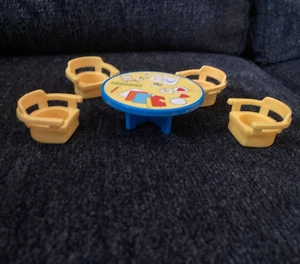 Vintage Fisher Price LITTLE PEOPLE blauer Tisch und 4 Stühle - Bild 1 von 3