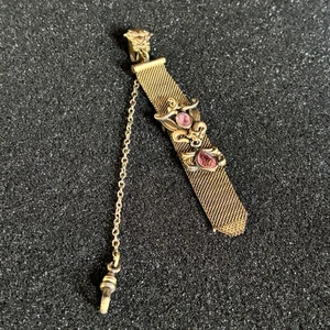 Antico Orologio Vittoriano Bracciale Maglia Fob Ornato Floreale Viola Vetro Pietre - Foto 1 di 12