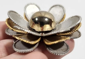 Spilla vintage margherita a strati tono oro/argento metallo spilla metallica RARA - Foto 1 di 4