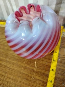 Fenton Vaso Ciotola Rosa Mirtillo, Ottica Vortice Spirale Opalescente Vintage 4,5" X 5" - Foto 1 di 3