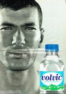 PUBLICITE ADVERTISING 046  2000  Volvic  eau minèrale (2p)  Zinedine Zidane - Picture 1 of 1