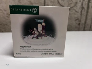~Dept 56~ #56.56443 North Pole Series Accessory Figur "Happy New Year" 2000 - Bild 1 von 3