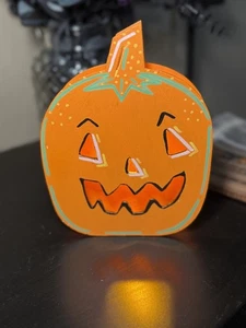 Handbemalter leuchtender Holzkürbis - Vintage Stil Halloween Jack-O-Laterne Deko - Bild 1 von 6