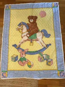 Vintage bedruckte Babydecke Decke Teddybär auf Schaukelpferd Gingham 34x44 - Bild 1 von 4