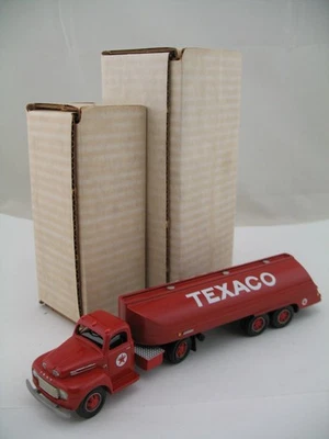 Camión modelo DeHanes: tractor Ford 1948 con remolque cisterna Texaco Foto 1 de 4