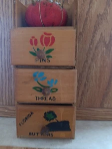 Vintage Nähvorratstruhe aus Holz mit 3 Schubladen und Tomatennadel Kissen - Bild 1 von 5