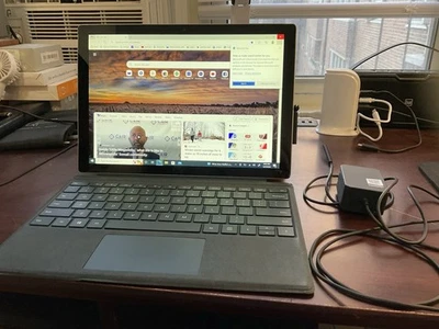 Microsoft Surface Pro 6 funciona muy bien con caja y cargador $125 o mejor oferta Foto 1 de 4