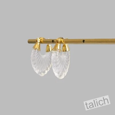 Pendientes de aro concha de cristal de roca blanca acanalados de plata de ley enchapados en oro brillante Foto 1 de 4